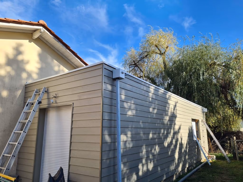 Extension en bardage bois accolée à une maison
