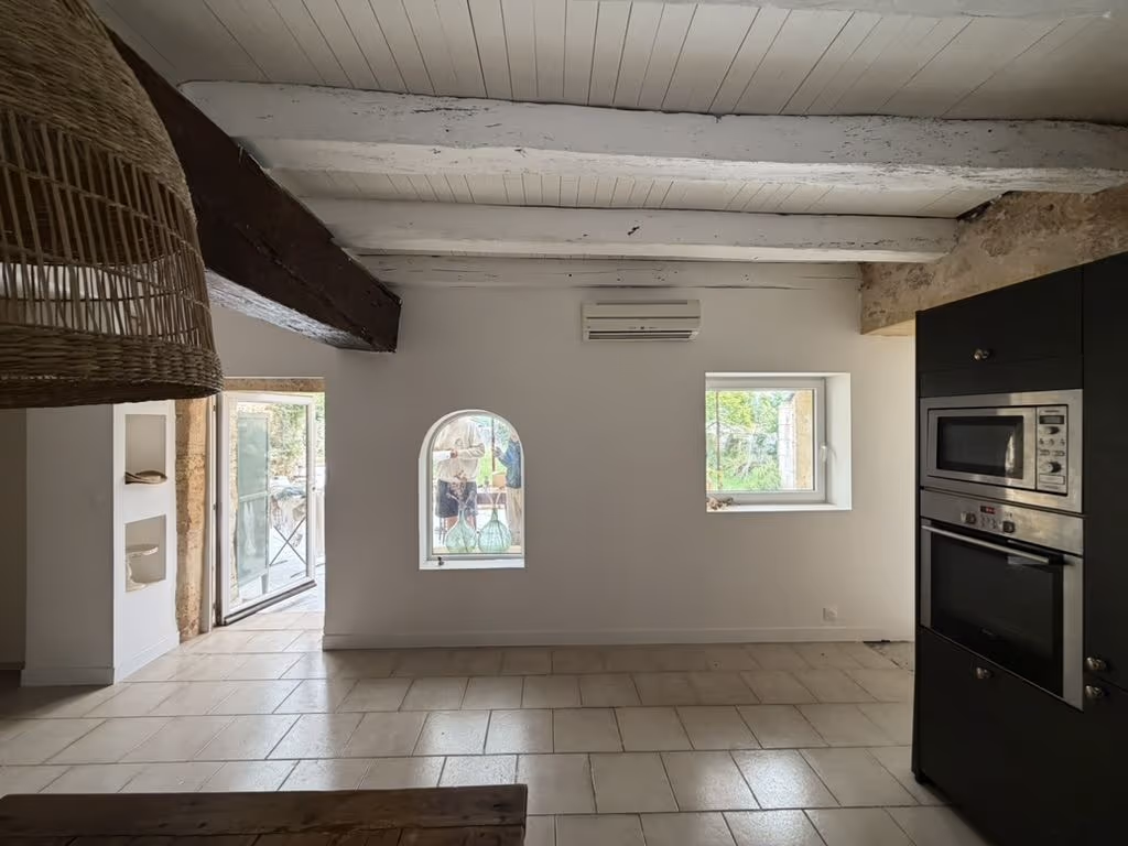 Pièce à vivre avant travaux, poutres apparentes