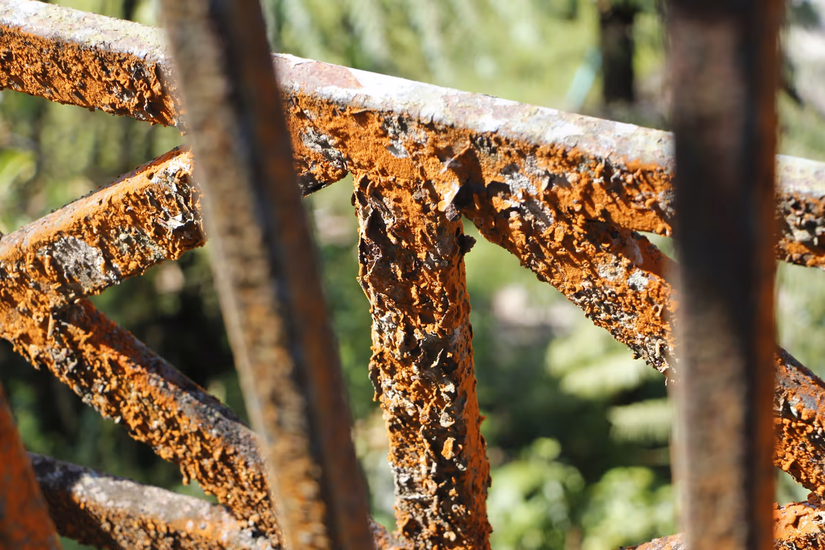 Garde-corps en acier couvert de rouille feuilletée