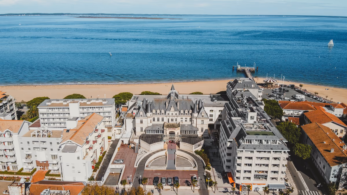 Vue aérienne du front de mer d'Arcachon, bâtiments alignés face à la plage et au Bassin