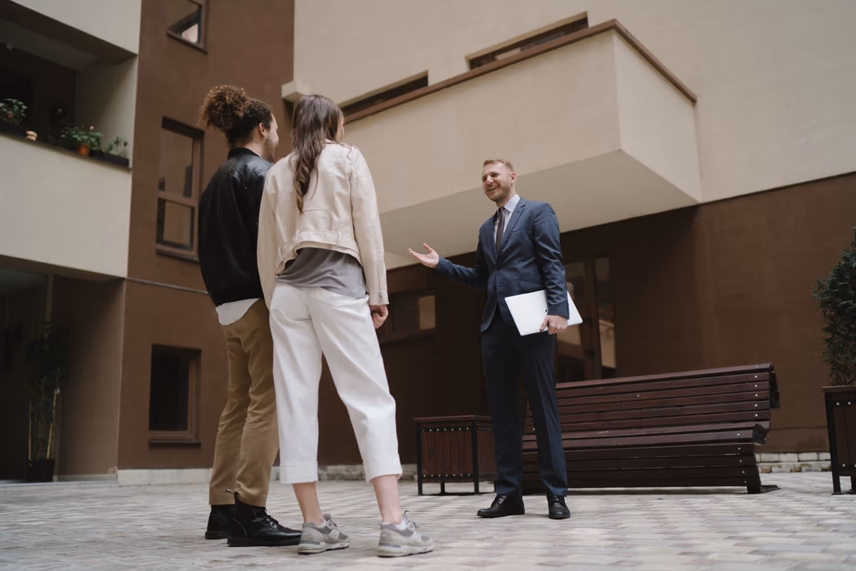 Échange entre un syndic et des copropriétaires dans la cour intérieure d'un immeuble