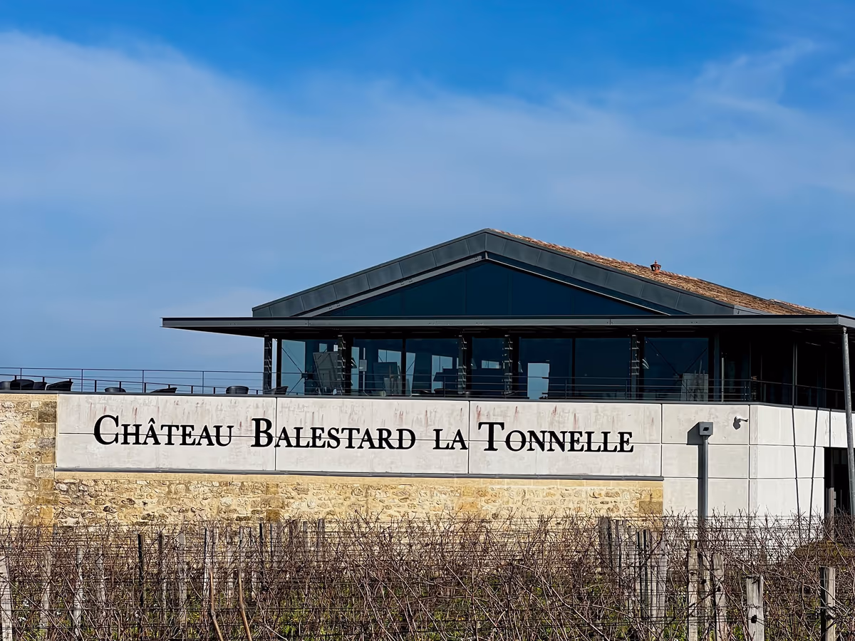 Vignoble et chai à Saint-Émilion, dans le Libournais, sur un sous-sol argilo-calcaire typique du secteur