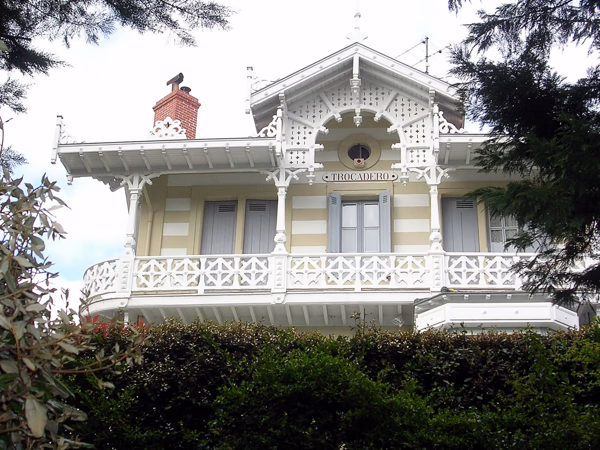 Balcon en bois découpé et lambrequins d'une villa de la Ville d'Hiver à Arcachon
